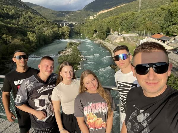 Ez a kép az Isonzó folyónál készült a Dékáni Technikum diákjairól.