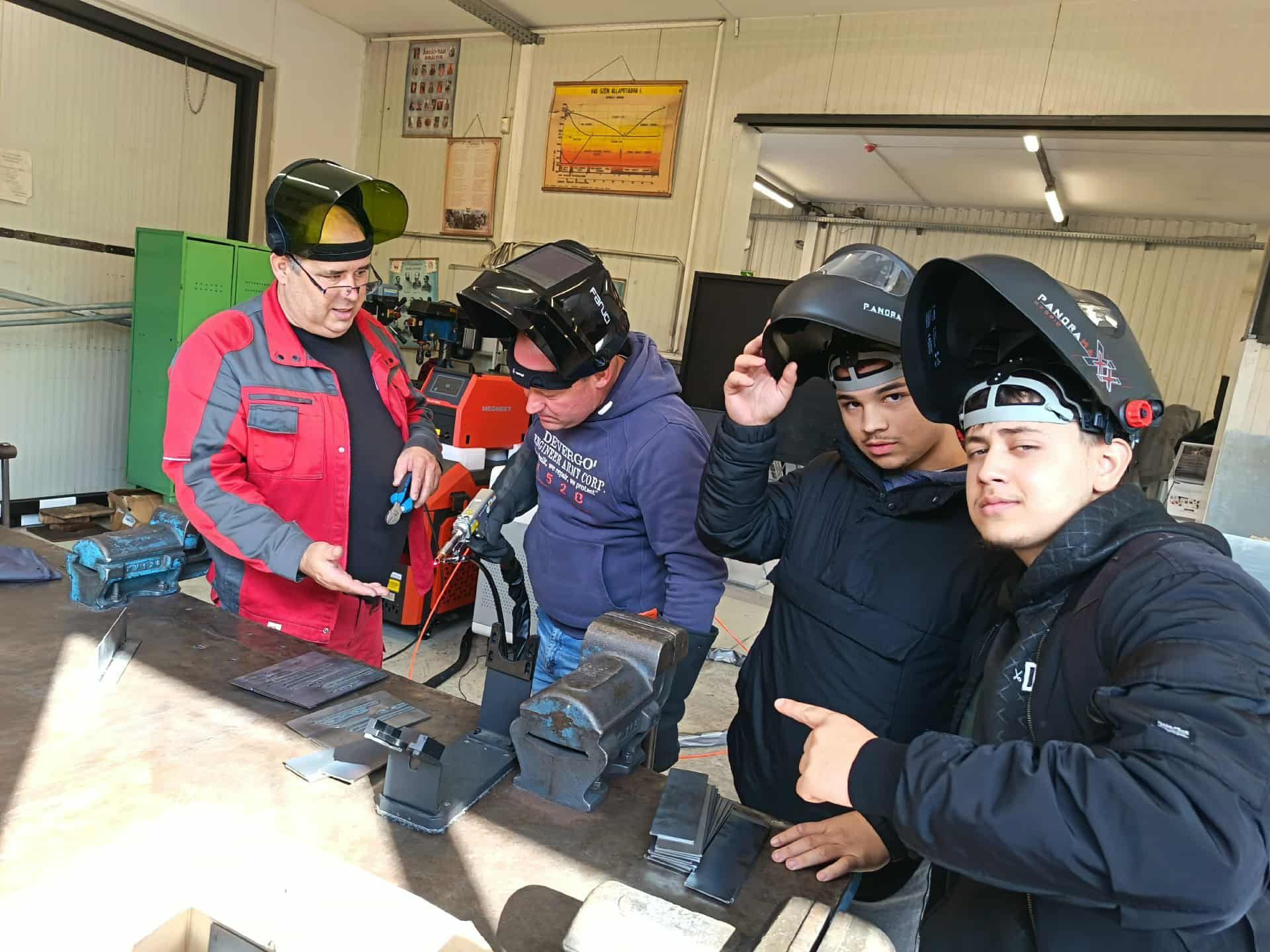 Hegesztéstechnikai bemutató a Vári Technikumban.