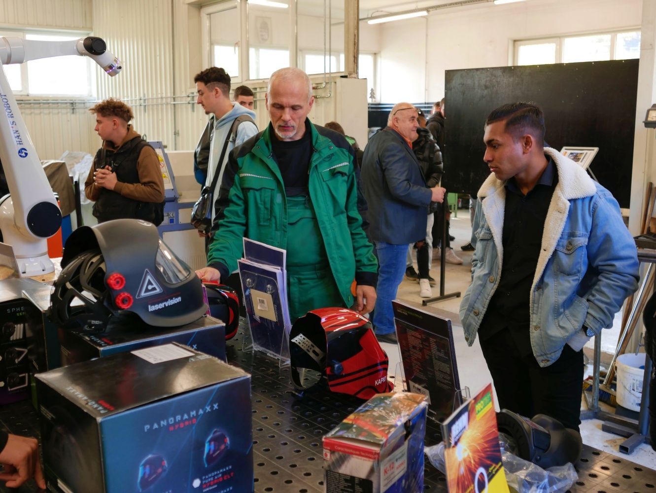 A REHM Hegesztéstechnika szakemberei hozták el Kiskunhalasra a legmodernebb robot hegesztőiket.