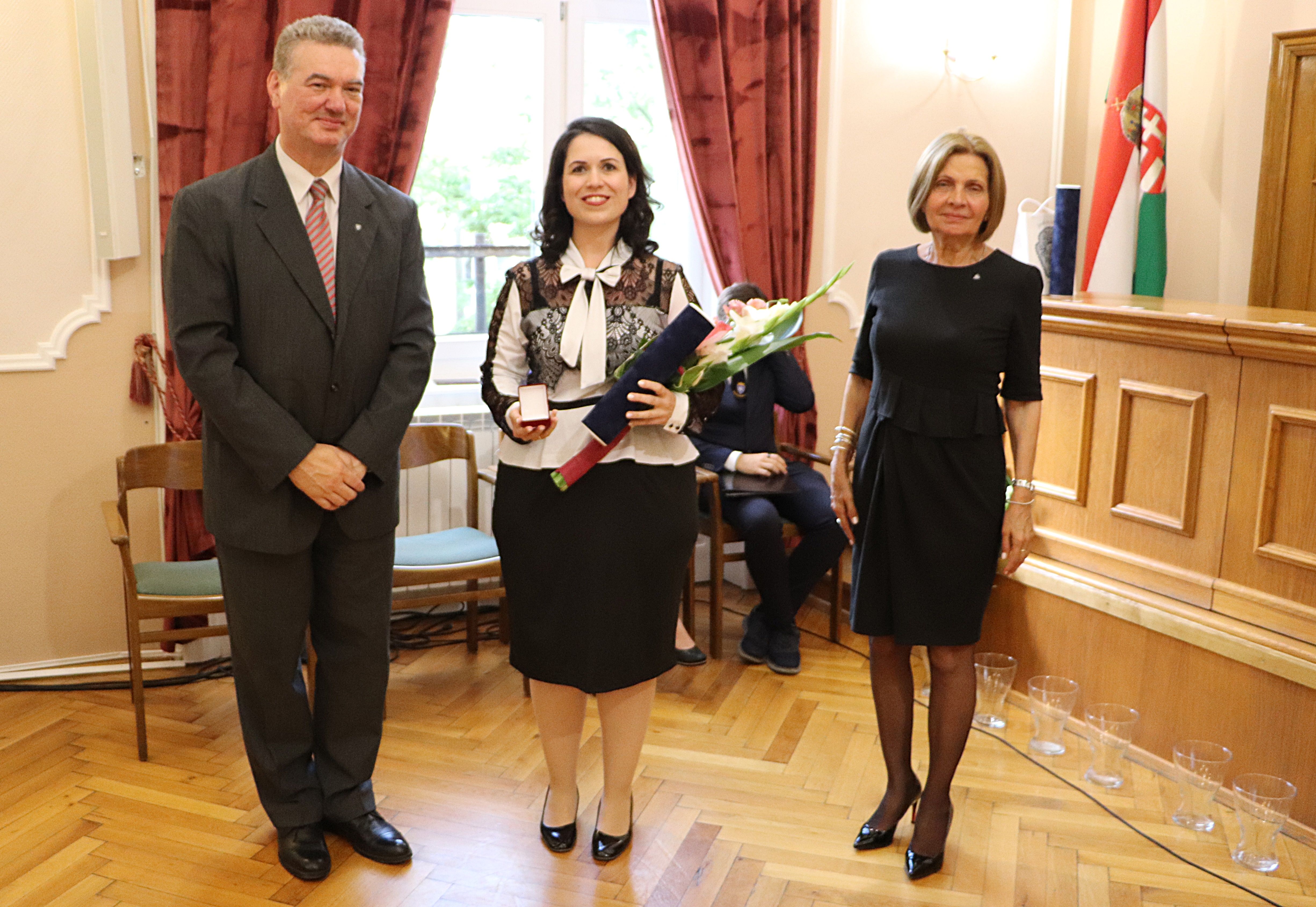 Másodszor is kivívta a diákok elismerését Ismét Pro Iuventute díjas lett Polgár-Ónodi Szilvia a Dékáni pedagógusa