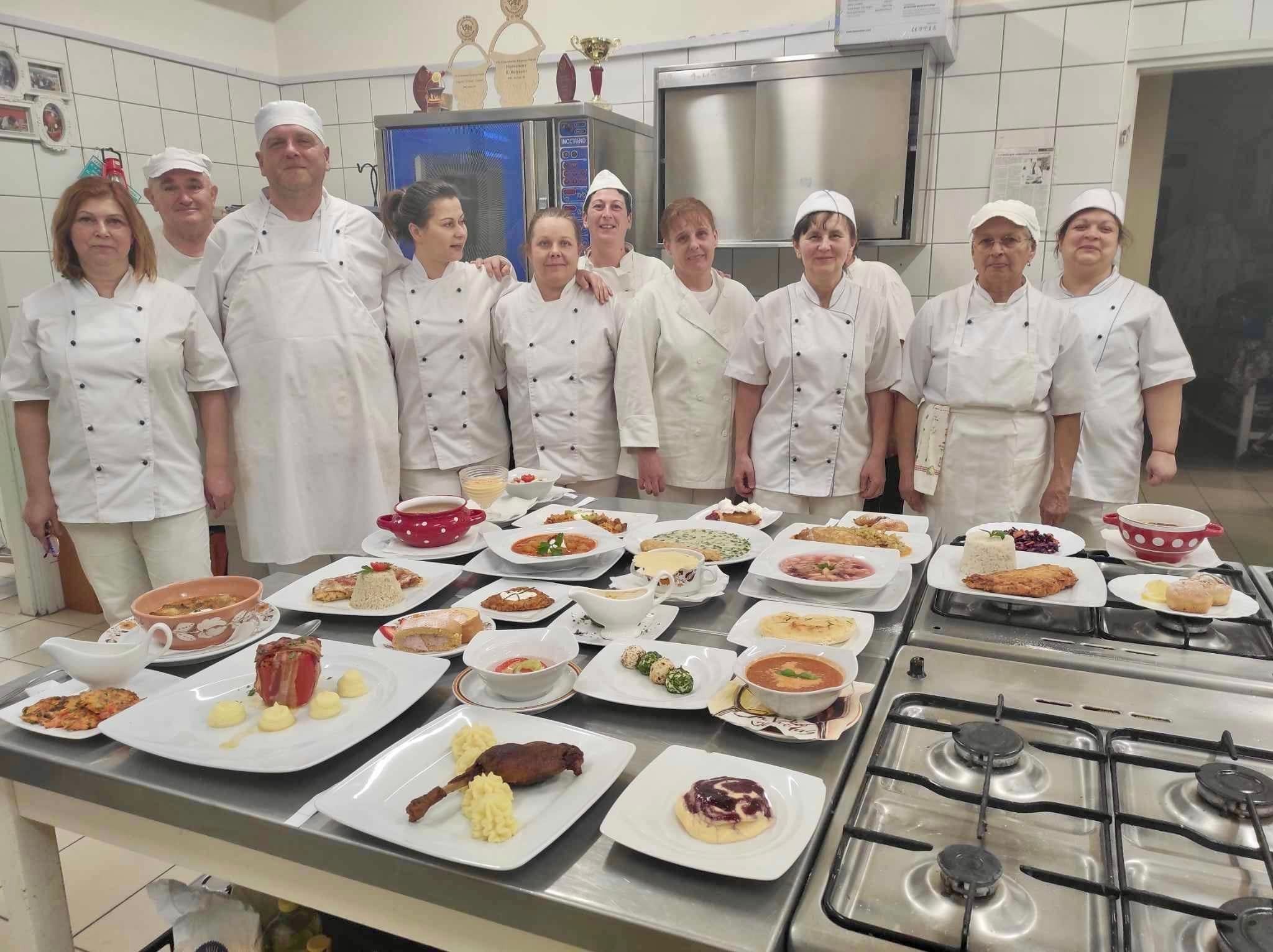 Szakács vizsgát tettek a tanulók.