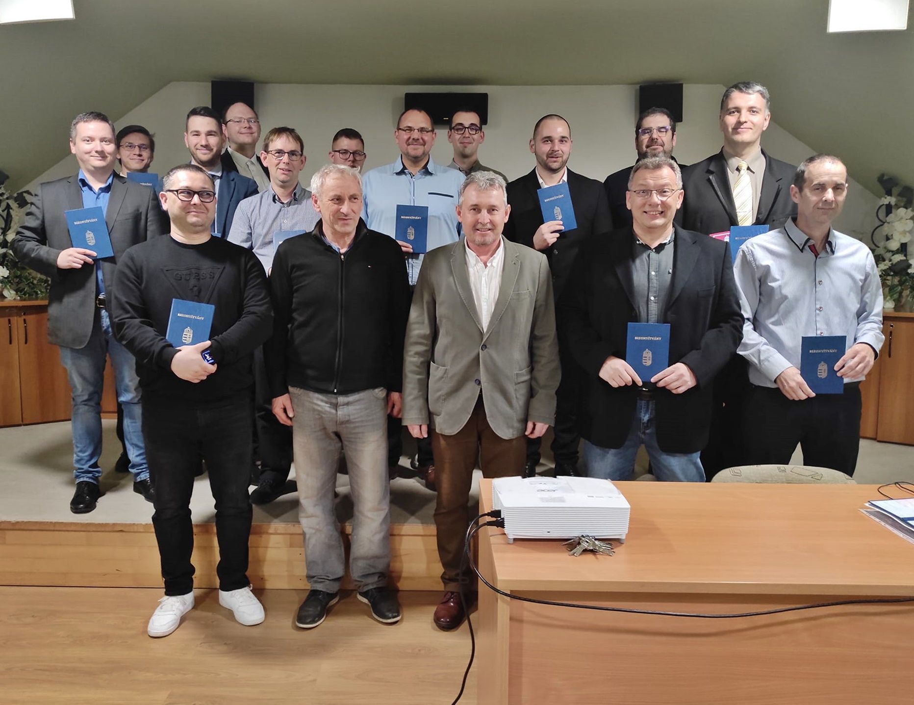 Bizonyítvány a tanulók kezében.