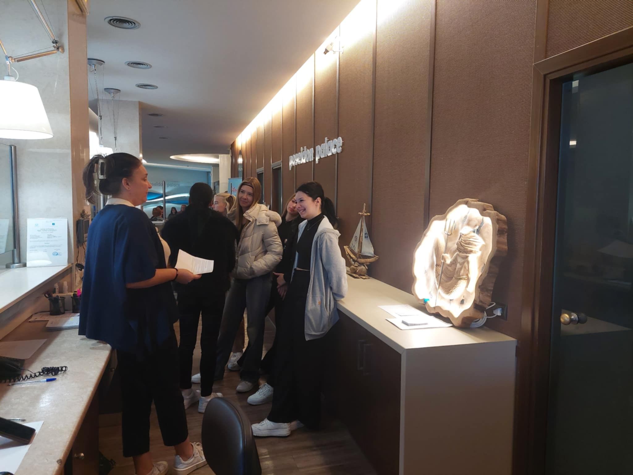 A Közgé turisztikásai betekintést nyerhettek a szállásuk, a Poseidon Palace recepciójának működésébe.