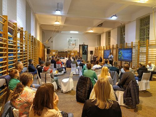 A Kiskunfélegyházi Közgazdasági Technikum beiskolázási rendezvényén a leendő kilencedikes tanulók szüleit várták a szervezők.