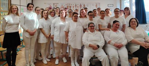 A felnőttként történő szakmaszerzés mellett az élethosszig tartó tanulás igénye sokakat motivál, a munkaerőpiac értékeli azt, aki képes alkalmazkodni és fejlődni.