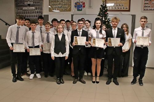 A versenyre 24 diák jelentkezett, akik egy szabadon választott prózai szöveget olvastak fel a zsűri és társaik előtt.