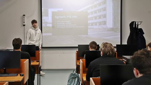 Ocskai Alex Előadásában bemutatta a pécsi egyetem továbbtanulási lehetőségeit