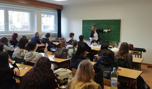 A Vári Szabó István Szakképző Technikum, Szakképző Iskola és Kollégium fiataljai számára szervezett egészségnevelési foglalkozást Dancs Eszter védőnő.