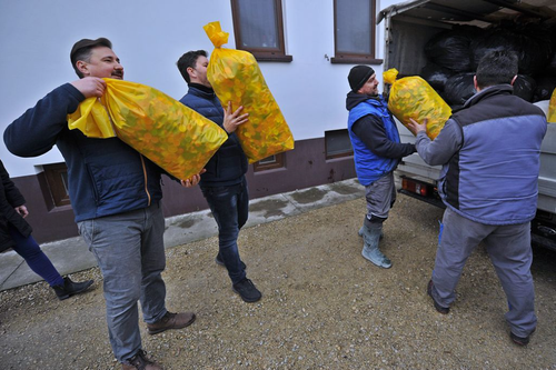 Kupakokkal teli zsákokat pakolnak a platóra