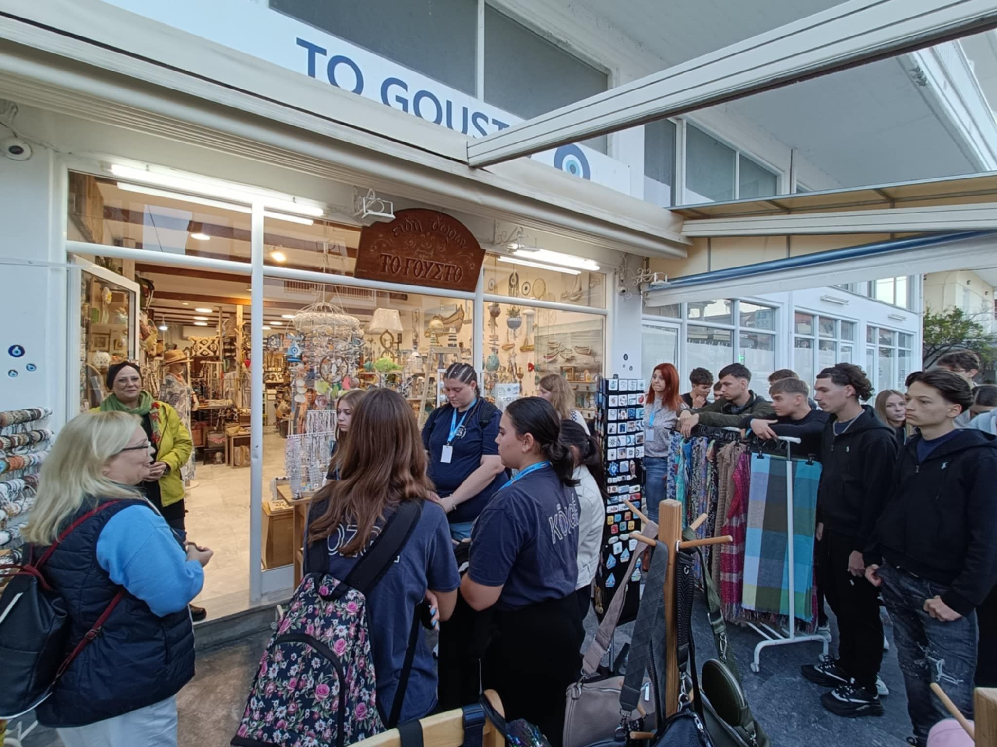 Este ellátogathattak az egyik platamonasi szuvenírboltba, a To Goustóba, ahol a görög kereskedelemmel kapcsolatos információkhoz jutottak.