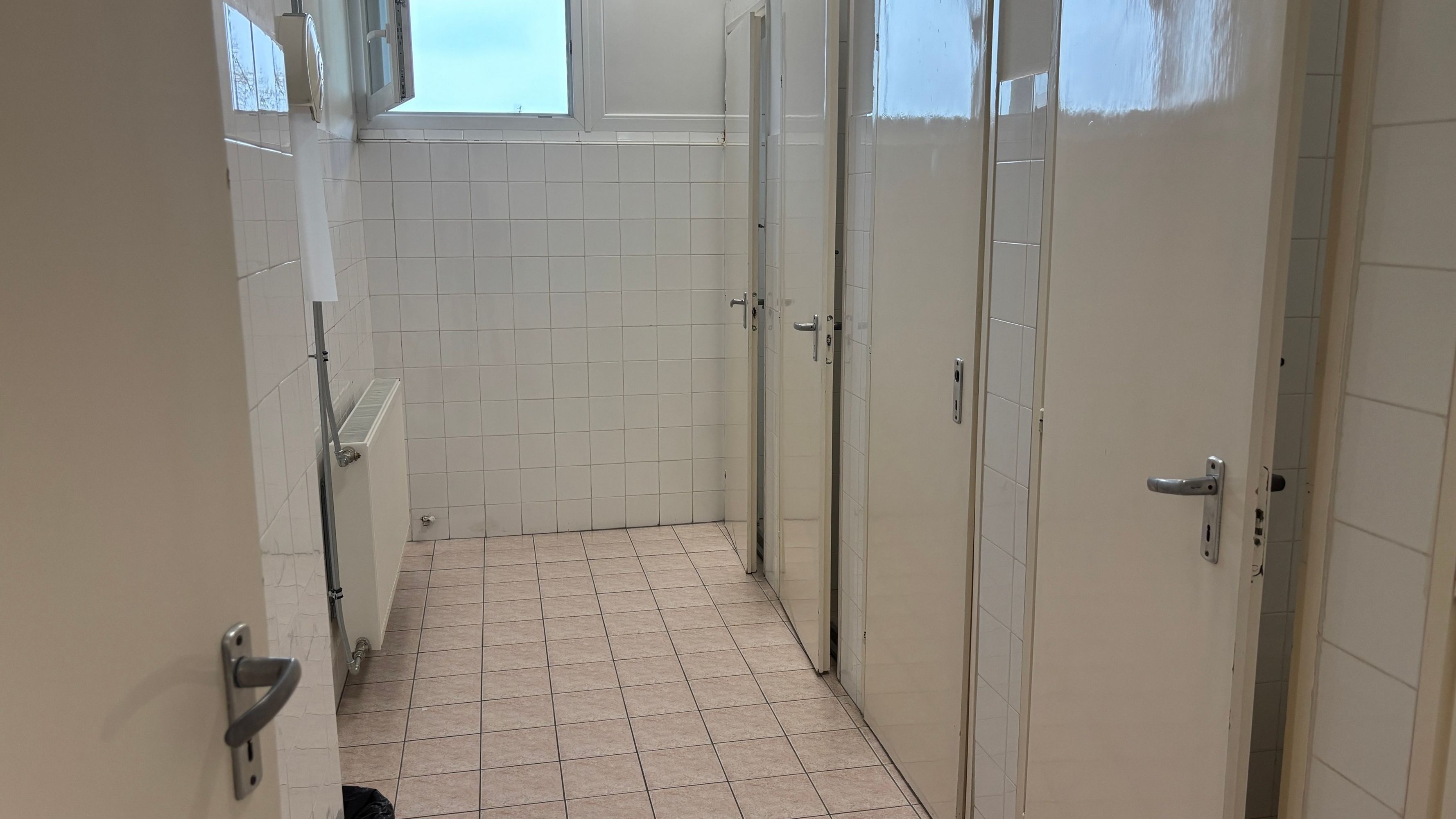 Wattay Technikumban tantermek és vizesblokkok újulnak meg.